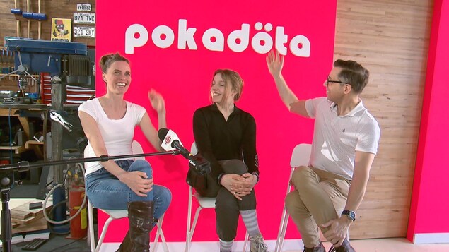 Deux femmes et un homme sourient devant le logo de Pokadota.