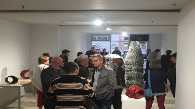 L’intérieur de la galerie bondé de monde.
