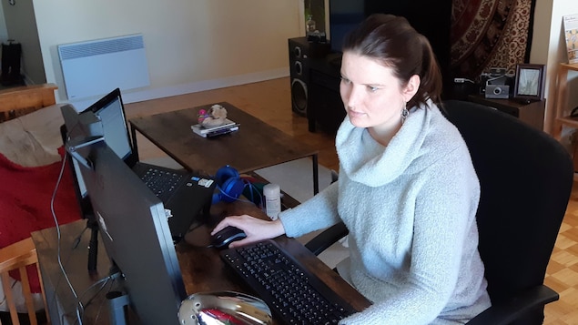 Marie-Pierre Lessard devant son ordinateur.