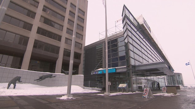 La façade du Centre des congrès de Québec, l'hiver. 