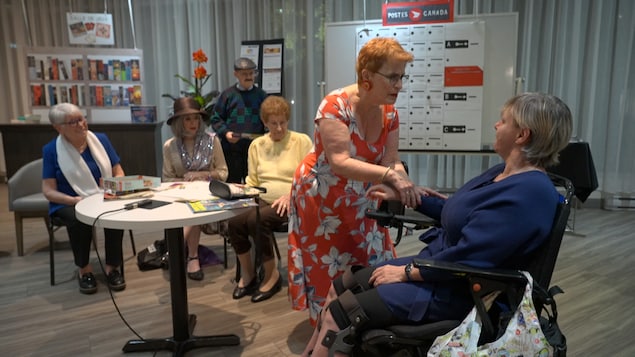 Des aînés jouent la comédie dans le salon d'une résidence pour personnes âgées.