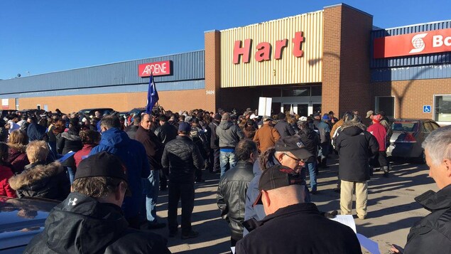 La foule est massée devant les bureaux de Service Canada à Tracadie. La foule est massée devant les bureaux de Service Canada à Tracadie.