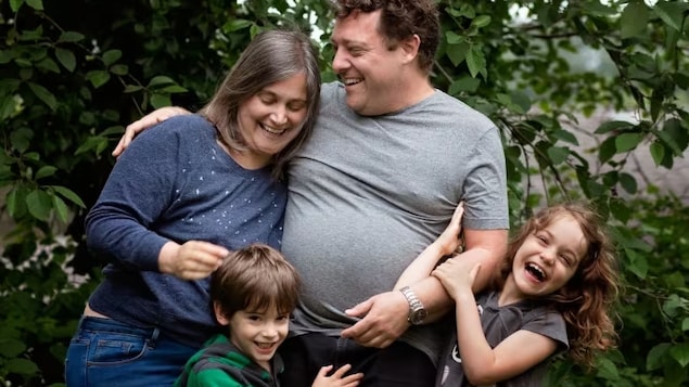 Tracey Schaeffer avec son conjoint Steven et leurs enfant, 2023.