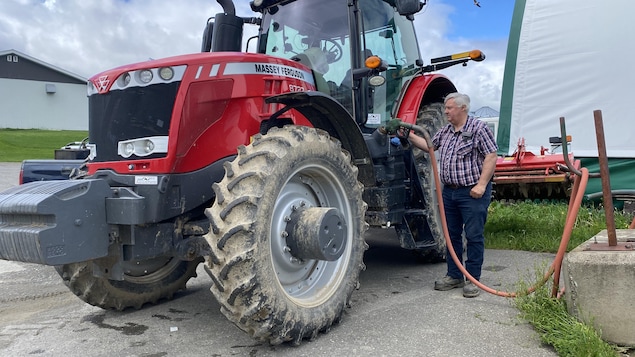 Marcel Michaud fait le plein de son tracteur. 