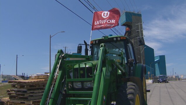 Des tracteurs ont été amenés sur les piquets de grève. Des tracteurs ont été amenés sur les piquets de grève.