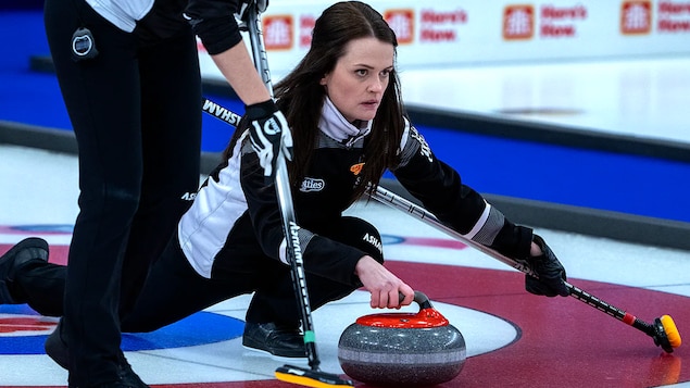 La curleuse Tracy Fleury revient au jeu et bat l’équipe du Nord de l’Ontario