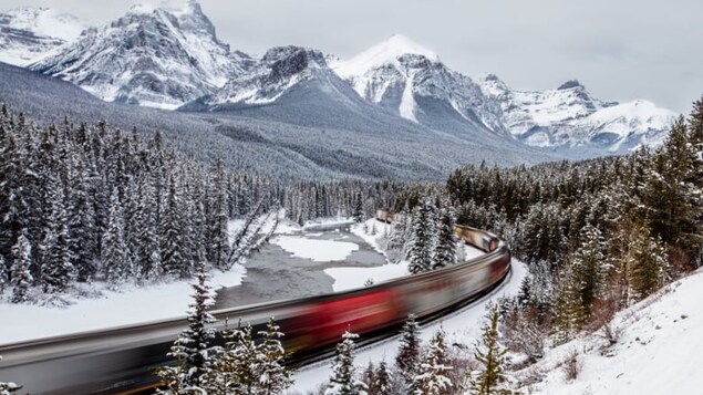 Danielle Smith souhaite l’extension de la ligne LRT jusqu’à l’aéroport de Calgary