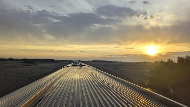 Un train au couché du soleil.