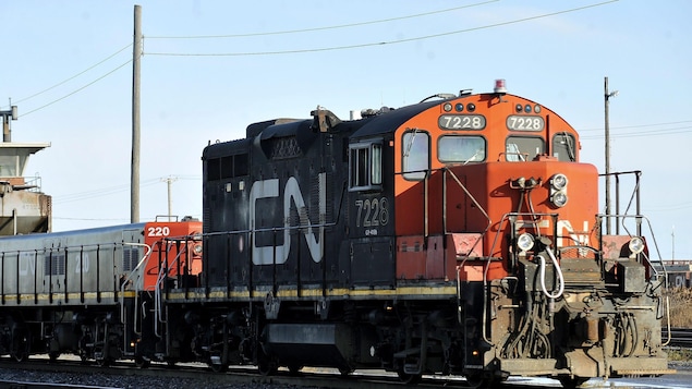 Une locomotive du CN sur un chemin de fer.