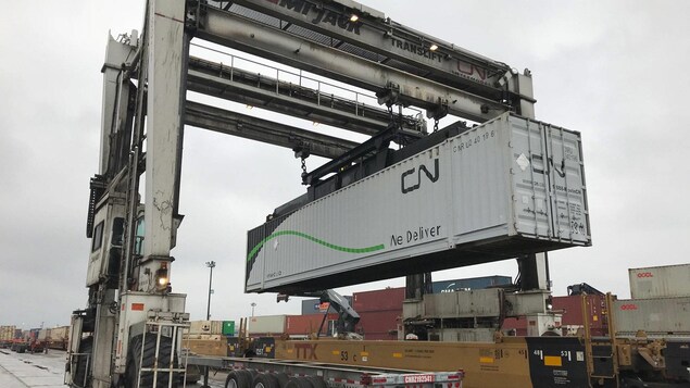 Un conteneur ferroviaire en cours de transfert sur un semi-remorque. Un conteneur ferroviaire en cours de transfert sur un semi-remorque.