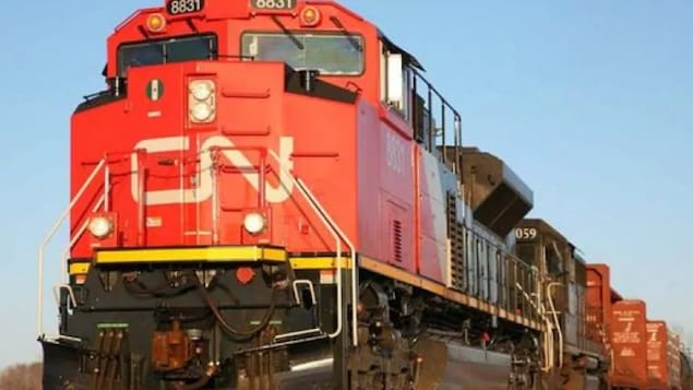 Une locomotive rouge du Canadien National.