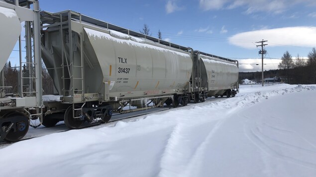 Wagons sur un chemin de fer enneigé