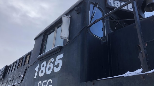 Un plan en contre-plongée d'une locomotive.