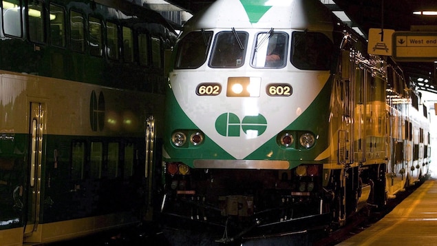 Photo d'un train de banlieue GO à la gare Union