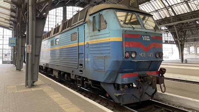 Un train immobilisé dans une gare, en Ukraine.