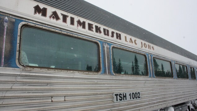 Un wagon du train Tshiuetin où il est inscrit "Matimekush Lac John"
