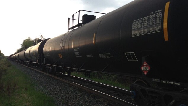 Des wagons citernes.