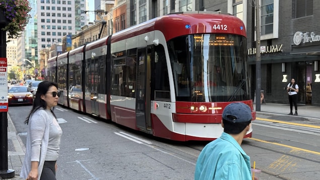 Un tramway approche d'un arrêt sur la rue King à Toronto le 16 septembre 2025.