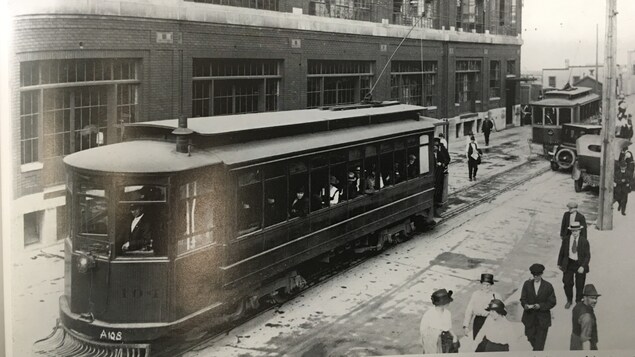 Image d'archives d'un tramway avec ses passagers Image d'archives d'un tramway avec ses passagers