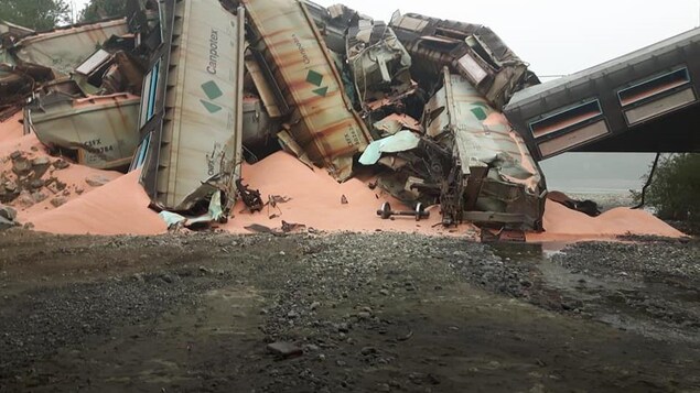 Des wagons empilés sur une dune de potasse.