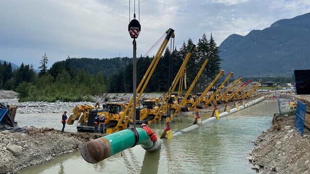 Un pipeline déposé dans une rivière.