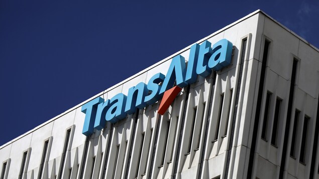 Le logo de TransAlta au sommet d'un immeuble.