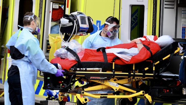Des paramédicaux d'Urgence santé transfèrent un résident d'un CHSLD.