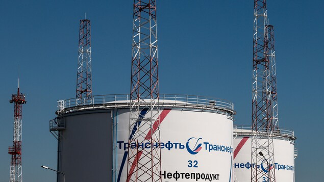 Des conteneurs de pétrole avec des écritures russes.