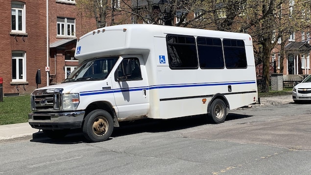 Un autobus du service de transport adapté de la région de Thetford Mines.