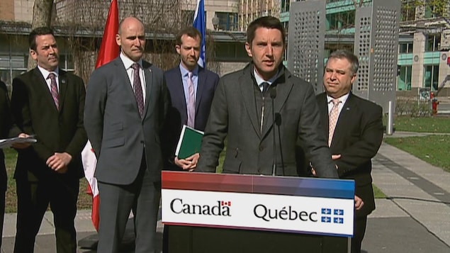 Les ministres font une annonce pour le transport en commun à Québec. Les ministres font une annonce pour le transport en commun à Québec.