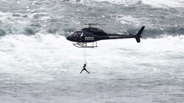 Accrochée à un hélicoptère, la trapéziste Erendira Wallenda effectue une performance au-dessus des chutes du Niagara. Accrochée à un hélicoptère, la trapéziste Erendira Wallenda effectue une performance au-dessus des chutes du Niagara.