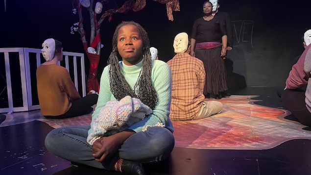 Abandonnée quand elle était bébé, elle raconte son histoire dans une performance