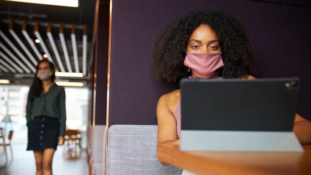 Le duo télétravail et travail au bureau peut aider à éliminer les obstacles à l’embauche