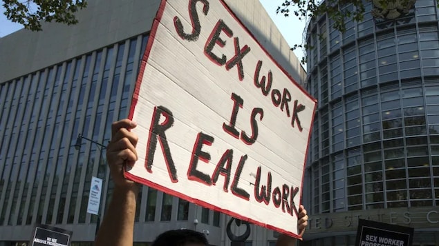 Une affiche sur laquelle on peut lire en anglais: " le travail du sexe un vrai travail".
