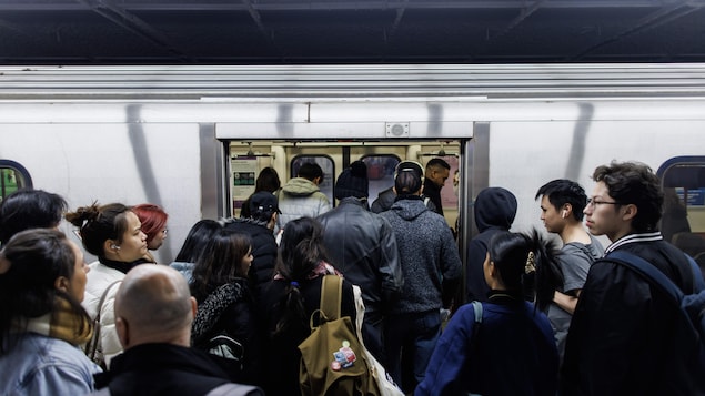 Usuarios del metro en la ciudad de Toronto.