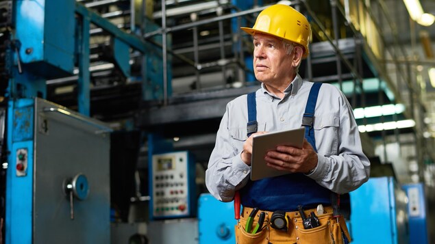 Un travailleur dans une usine