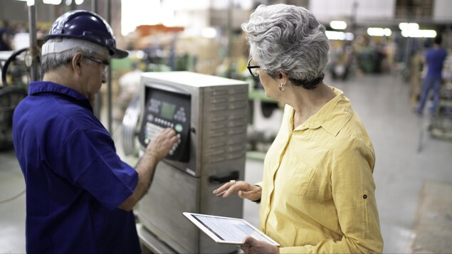 Un homme et une femme dans une usine.