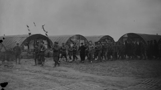 Des hommes paradent avec des drapeaux. Des hommes paradent avec des drapeaux.
