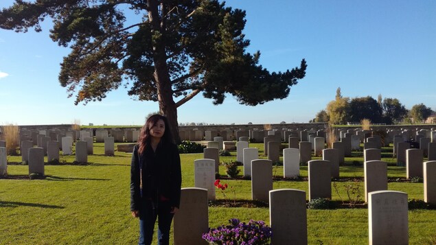 L'historienne Li Ma, dans le plus grand cimetière chinois d'Europe, à Noyelles-sur-Mer (Somme). On y retrouve plus de 800 tombes de travailleurs chinois embauchés par les Britanniques durant la Première Guerre mondiale. L'historienne Li Ma, dans le plus grand cimetière chinois d'Europe, à Noyelles-sur-Mer (Somme). On y retrouve plus de 800 tombes de travailleurs chinois embauchés par les Britanniques durant la Première Guerre mondiale.