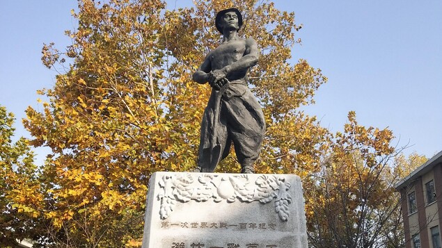 La statue à la mémoire des travailleurs chinois de la Première Guerre mondiale, à Weifang, dans le Shandong. Novembre 2018. La statue à la mémoire des travailleurs chinois de la Première Guerre mondiale, à Weifang, dans le Shandong. Novembre 2018.