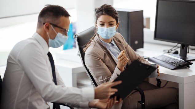 Accès restreint aux tests PCR : Québec invite employeurs et employés à suivre la directive