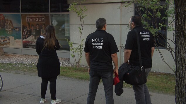 On voit les mots « nous sommes TVA » sur leur t-shirt. On voit les mots « nous sommes TVA » sur leur t-shirt.