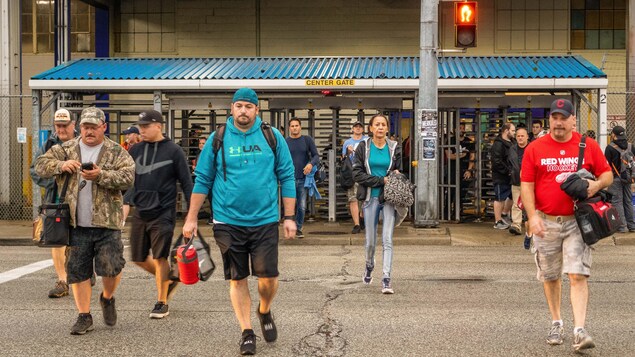 Un photo montre des employés qui viennent de terminer leur quart de travail dans une usine de la région de Windsor en Ontario Un photo montre des employés qui viennent de terminer leur quart de travail dans une usine de la région de Windsor en Ontario