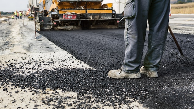 Des travaux d'asphaltage sur une route.