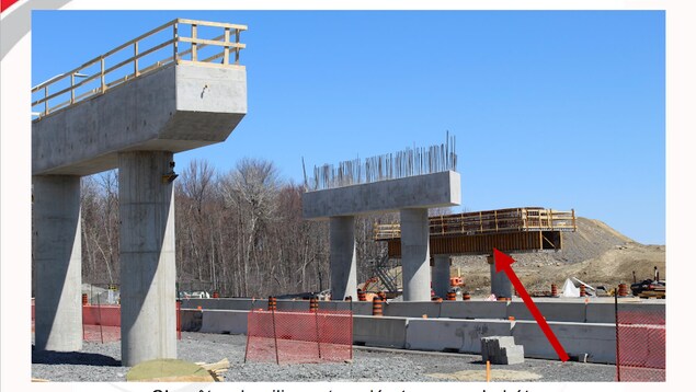 Des piliers qui formeront un point ferroviaire près de l'aéroport d'Ottawa.