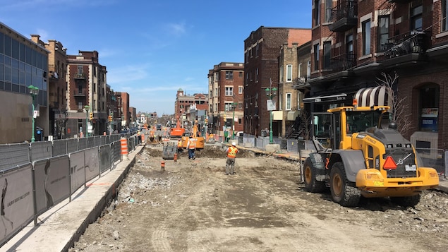 Le chantier vise à refaire le réseau d'aqueduc et d'égout ainsi que les conduites de gaz. Les trottoirs seront ensuite élargis et la chaussée refaite.