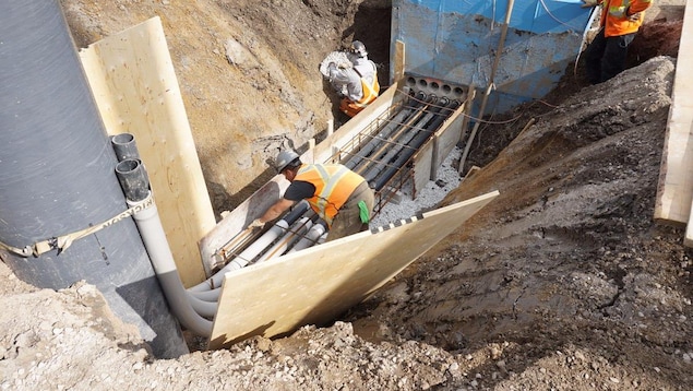 Des travailleurs sur un chantier de construction 