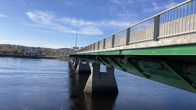 Un pont sur la rivière Saguenay par ciel bleu.