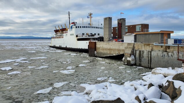 Le Trans-Saint-Laurent est à quai à Rivière-du-Loup.