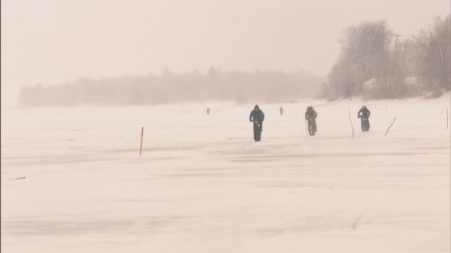 Des cyclistes sur le lac Saint-Jean en plein hiver